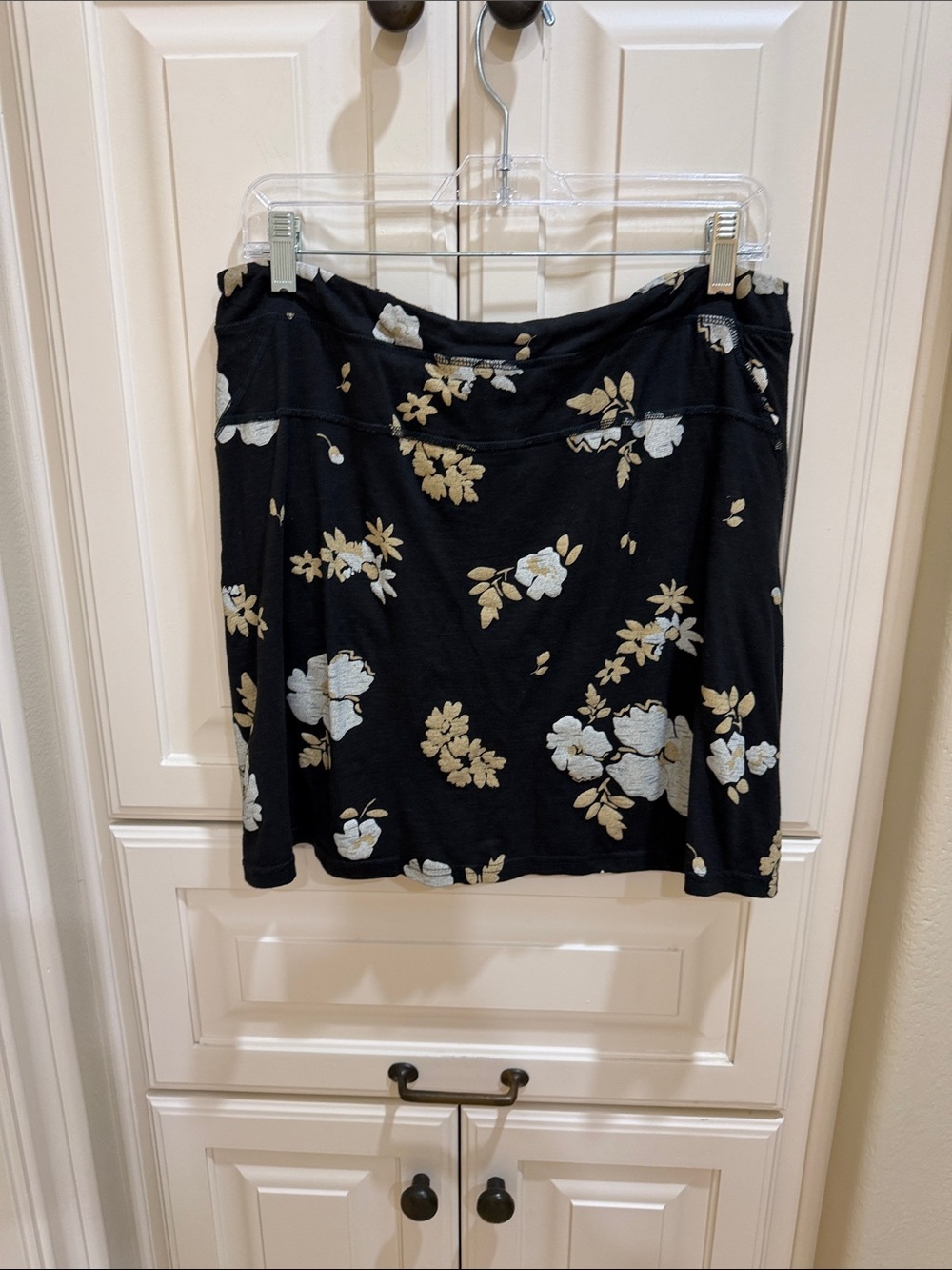 Toad&Co Black Floral Skort with White and Cream Blooms - Picture 3 of 3